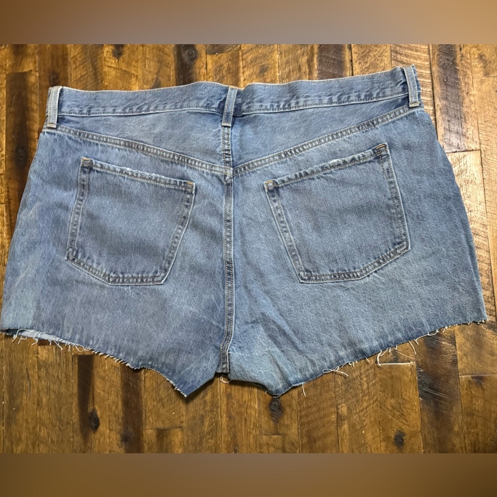 NWT Old Navy high-rise Slouchy Straight Jean Shorts
Size 20 - Picture 2 of 6